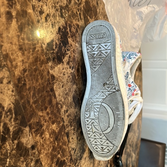 8001 women’s Guess tennis shoe size 8 - Picture 3 of 7